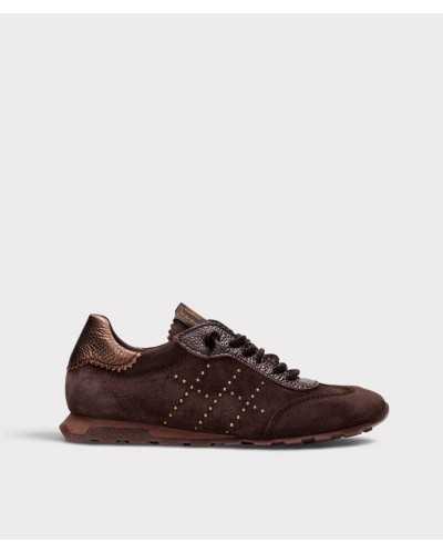 Deportiva Hispanitas Zinnia en piel afelpada chocolate, vista lateral con tachas