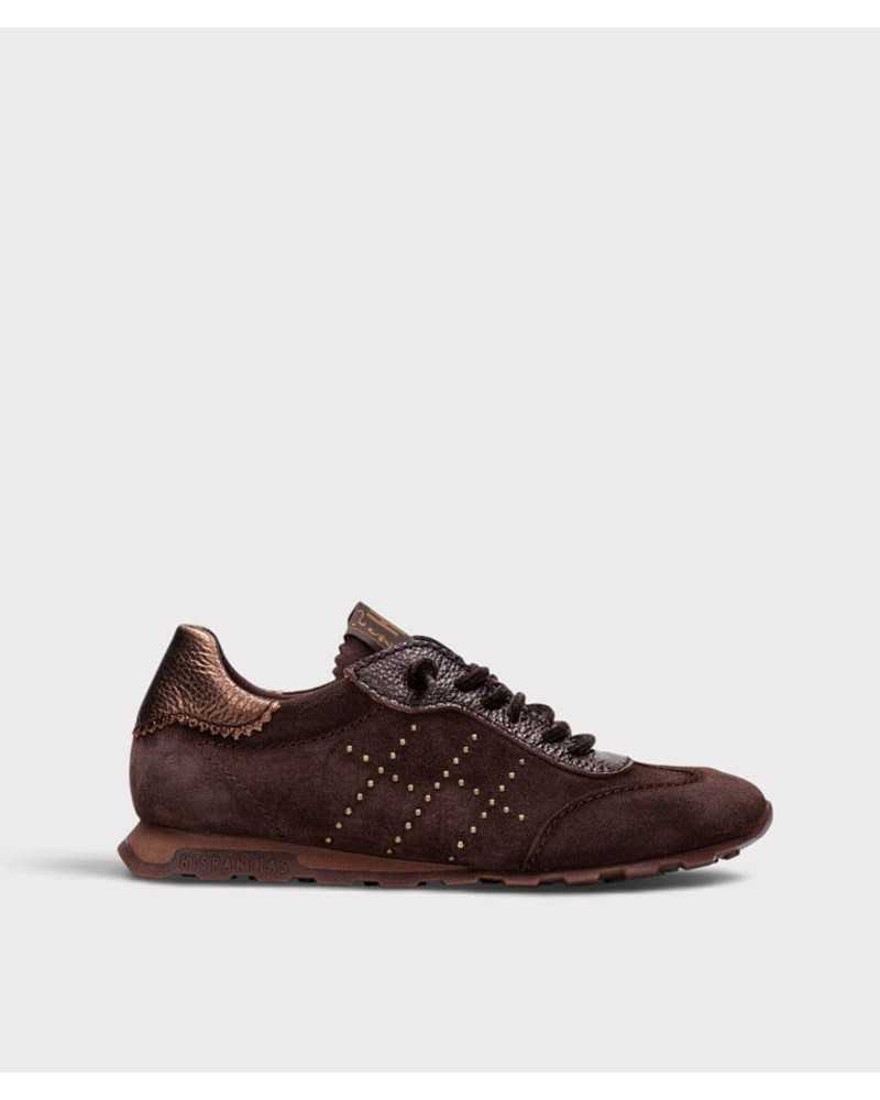 Deportiva Hispanitas Zinnia en piel afelpada chocolate, vista lateral con tachas Deportiva Hispanitas Zinnia en piel afelpada chocolate, vista lateral con tachas