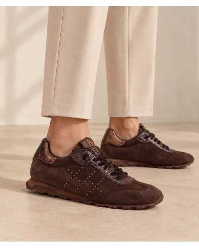 Deportivas Hispanitas Zinnia chocolate puestas, combinadas con pantalón crudo de pinzas