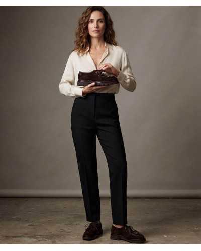 Zapatos Hispanitas New York chocolate puestos, combinados con pantalón negro recto y camisa cruda