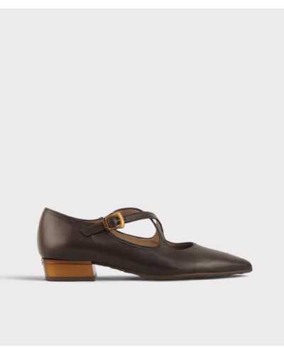 Bailarina Hispanitas de piel marrón con tiras cruzadas y hebilla dorada, vista lateral