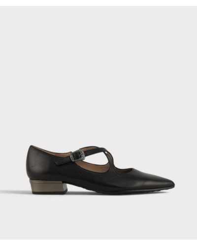 Bailarina Hispanitas de piel negra con tiras cruzadas y hebilla de metal envejecido, vista lateral