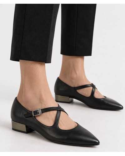Bailarinas Hispanitas negras puestas, con pantalón de traje negro al tobillo