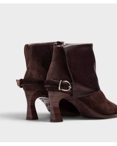 Botines Hispanitas París vistos por detrás, con la tira de hebilla y el tacón efecto madera