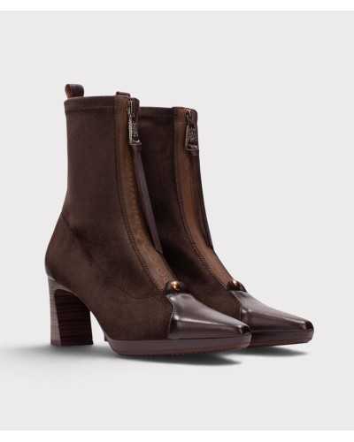 Par de botines Hispanitas Bangkok chocolate de frente, con puntera de piel y botones dorados en el empeine
