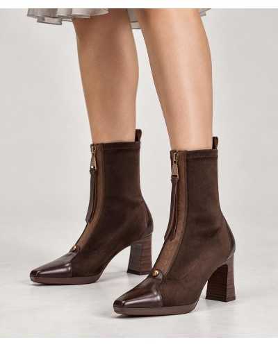 Botines Hispanitas Bangkok chocolate puestos, combinados con falda fluida gris claro