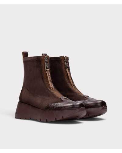 Par de botines Hispanitas Montana chocolate en tres cuartos, con puntera de piel grabada y remaches dorados