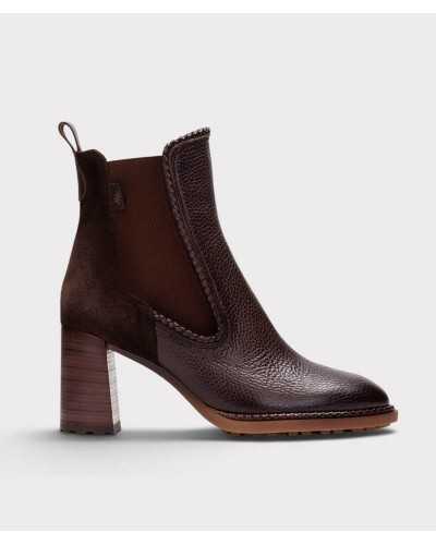 Botín chelsea Hispanitas Alabama en piel chocolate, de perfil, con vivo trenzado y tacón de efecto madera