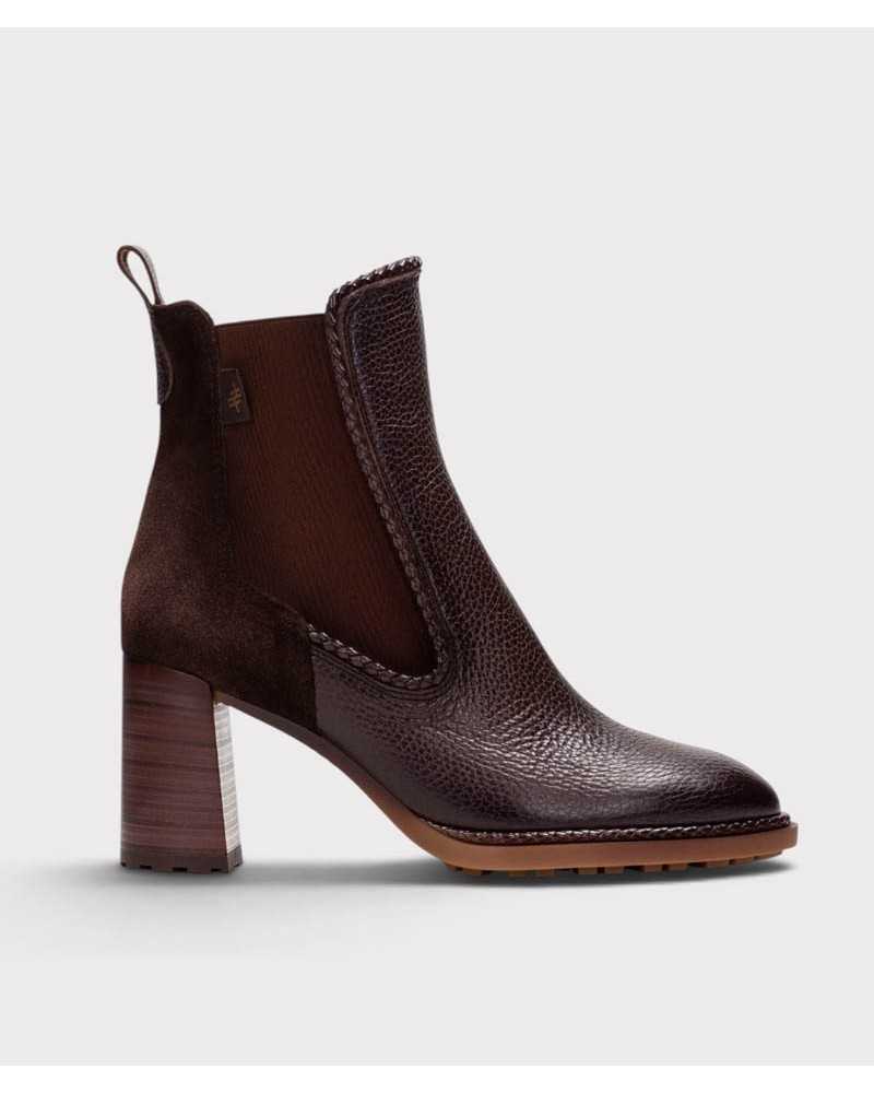 Botín chelsea Hispanitas Alabama en piel chocolate, de perfil, con vivo trenzado y tacón de efecto madera Botín chelsea Hispanitas Alabama en piel chocolate, de perfil, con vivo trenzado y tacón de efecto madera