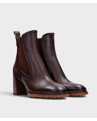 Par de botines chelsea Hispanitas Alabama chocolate en tres cuartos, con horma redondeada y piso de tacos