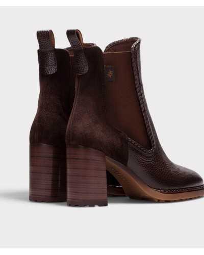 Botines Hispanitas Alabama vistos por detrás, con elásticos laterales, tiradores de piel y etiqueta de la marca