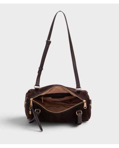 Bolso bowling Hispanitas chocolate abierto, con el forro interior claro y el logo repetido