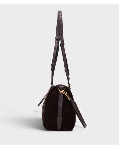Bolso bowling Hispanitas chocolate de perfil, donde se ve el fondo de 14 cm