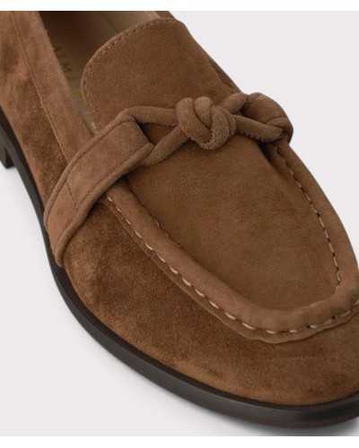 Detalle del nudo de ante y el pespunte de la pala del mocasín camel