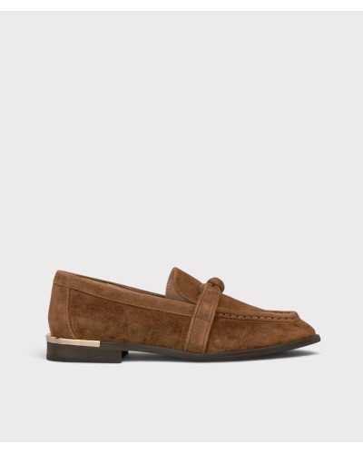 Mocasín de ante camel Alma en Pena de lado, con tira anudada en el empeine y remate dorado en el tacón