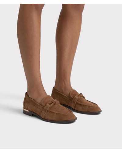 Piernas de mujer con mocasines de ante camel Alma en Pena