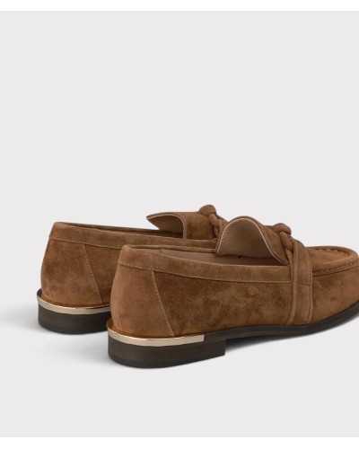Vista trasera de los mocasines camel, con la pieza metálica dorada en el tacón