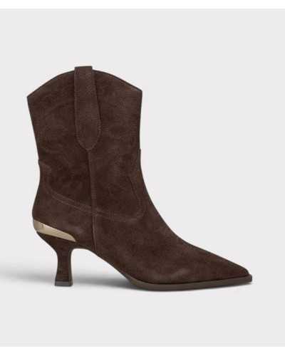 Botín cowboy de serraje marrón chocolate Alma en Pena de lado, con punta afilada y remate dorado en el talón
