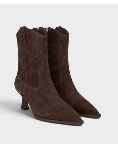 Par de botines cowboy marrón chocolate en tres cuartos, con bordados tonales en caña y empeine