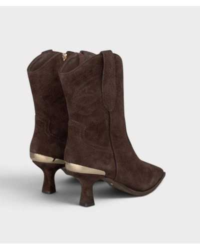 Vista trasera de los botines cowboy marrones, con cremallera lateral y pieza dorada en el talón