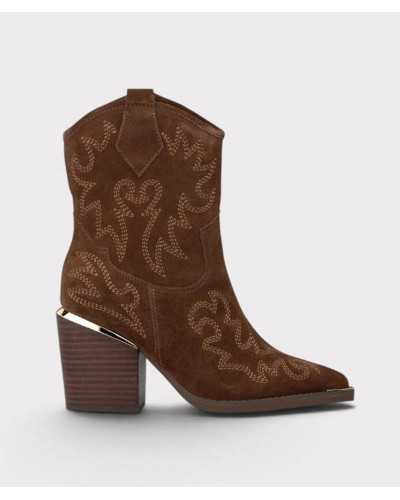 Botín cowboy de serraje camel Alma en Pena de lado, con bordados western y tacón de bloque