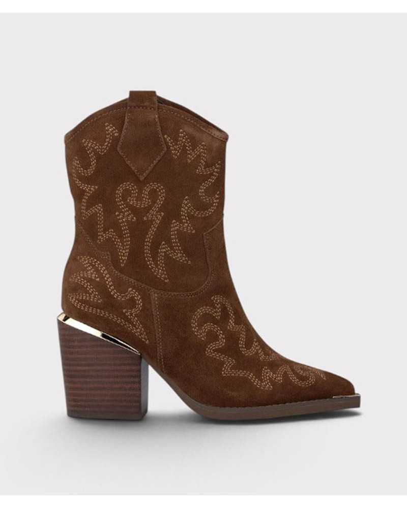 Botín cowboy de serraje camel Alma en Pena de lado, con bordados western y tacón de bloque