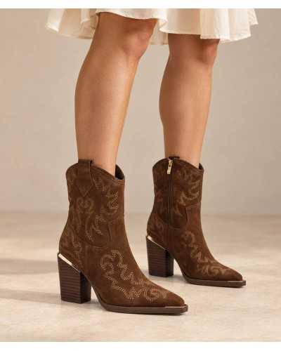 Mujer con vestido corto color crudo y botines cowboy de serraje camel Alma en Pena
