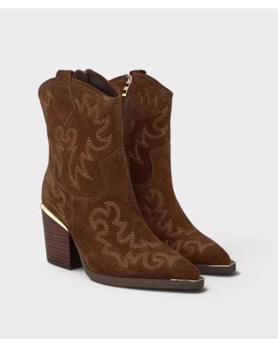 Par de botines cowboy camel en tres cuartos, con bordados, puntera dorada y cremallera lateral