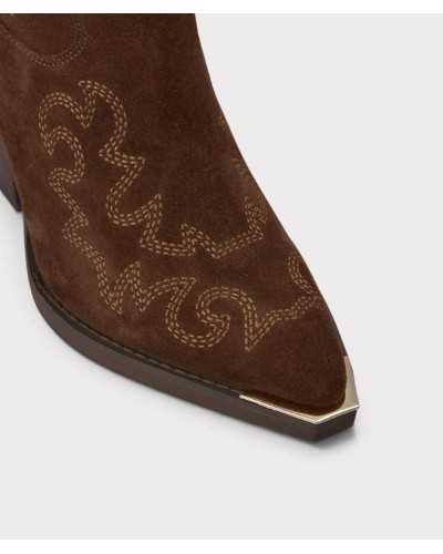 Detalle de la puntera metálica dorada y los bordados del botín cowboy camel