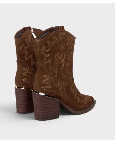 Vista trasera de los botines cowboy camel, con remate dorado sobre el tacón de bloque