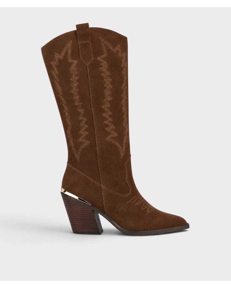 Bota cowboy alta de serraje camel Alma en Pena de lado, con bordados en la caña y tacón ancho