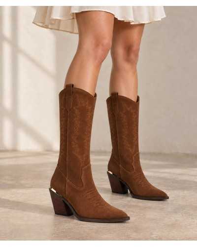 Mujer con vestido corto color crudo y botas cowboy altas de serraje camel Alma en Pena