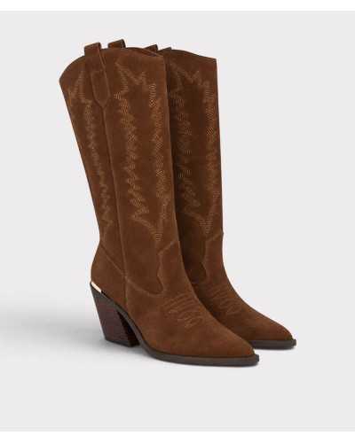 Par de botas cowboy camel en tres cuartos, con bordados y tiradores en la caña