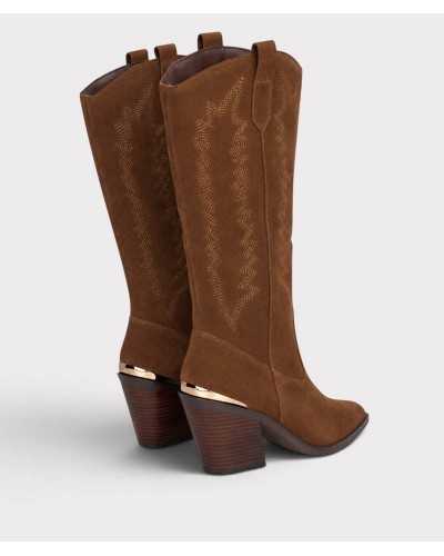 Vista trasera de las botas cowboy camel, con detalle dorado sobre el tacón