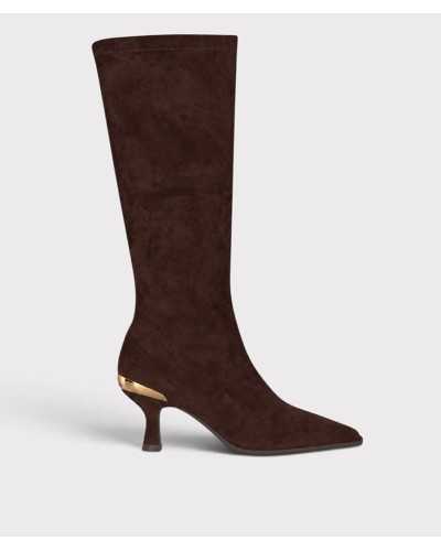 Bota alta de lycra marrón chocolate Alma en Pena de lado, con punta afilada y remate dorado en el talón