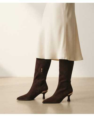 Mujer con falda midi satinada color crudo y botas altas de lycra marrón chocolate Alma en Pena