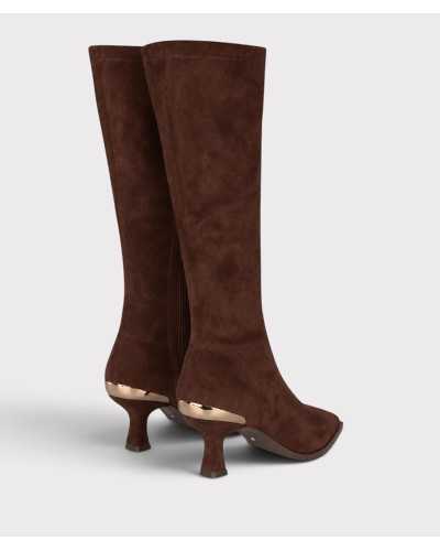 Vista trasera de las botas de lycra marrón chocolate con pieza dorada sobre el tacón
