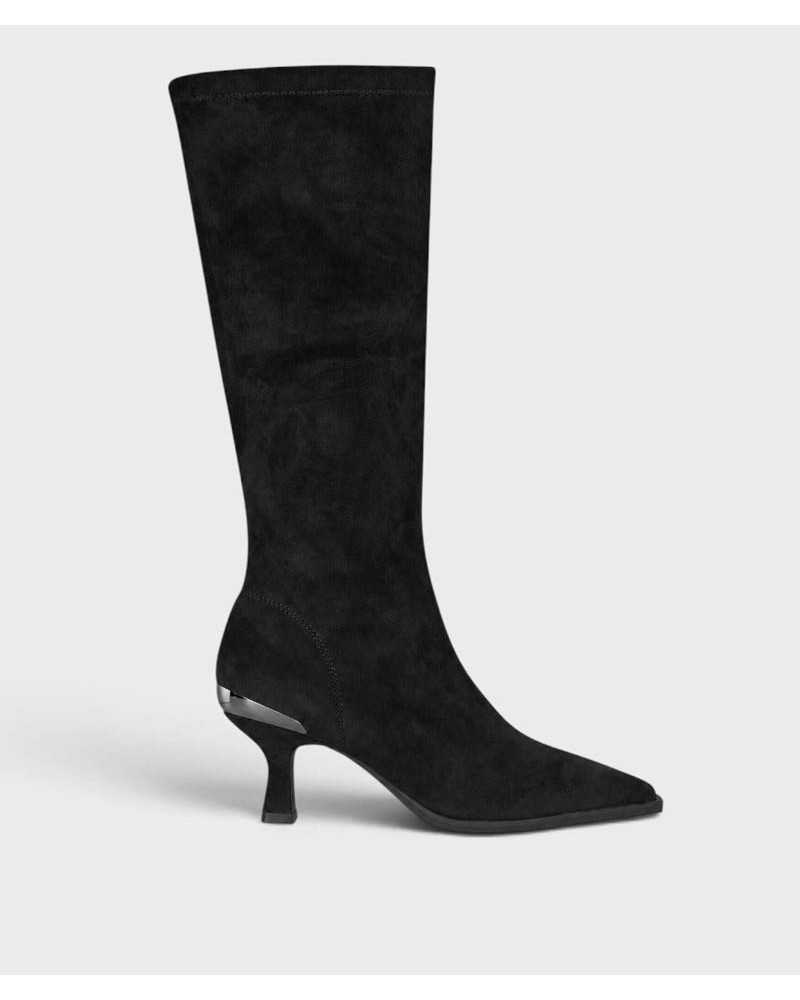 Bota alta de lycra negra Alma en Pena de lado, con punta afilada y remate plateado en el talón
