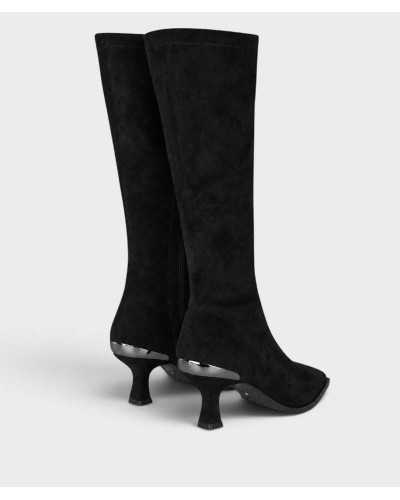 Vista trasera de las botas de lycra negra con pieza plateada sobre el tacón