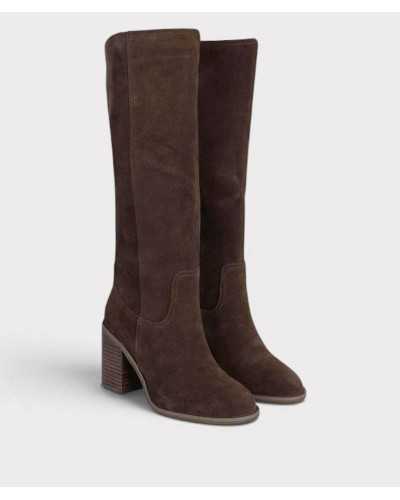 Par de botas altas de serraje camel oscuro en tres cuartos, con pespunte en la pala