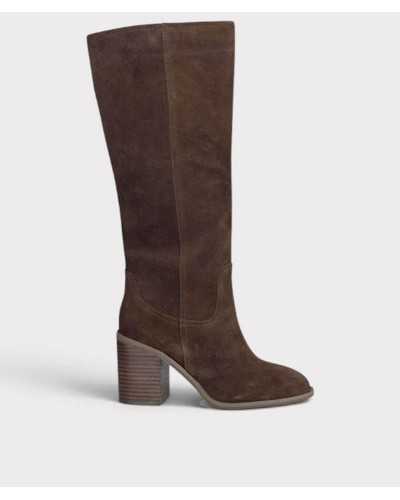 Bota alta de serraje camel oscuro Alma en Pena de lado, con puntera redonda y tacón de bloque