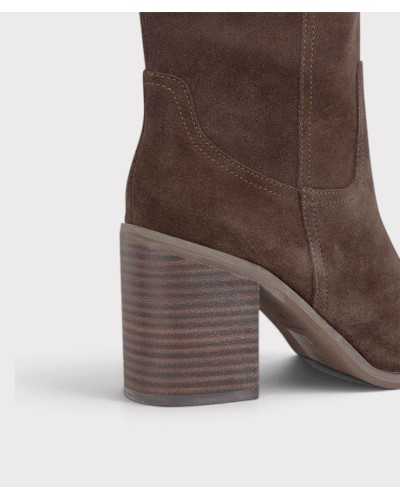 Detalle del tacón de bloque veteado y el pespunte del talón de la bota camel