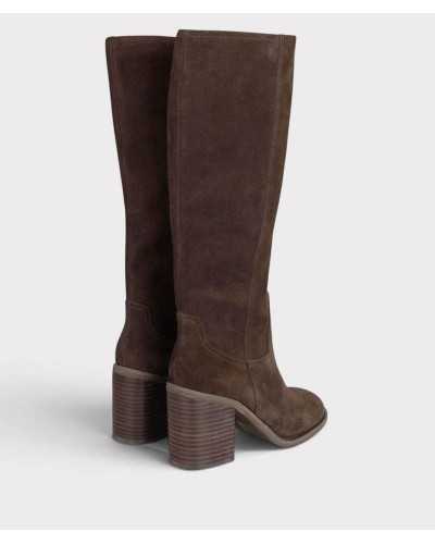 Vista trasera de las botas altas camel oscuro con tacón de bloque veteado
