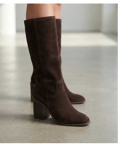 Botas altas de serraje camel oscuro Alma en Pena puestas, con la caña recta y tacón de bloque