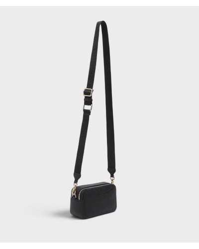 Camera bag Liu Jo negra en tres cuartos con la correa ancha de tejido extendida y el bolsillo trasero