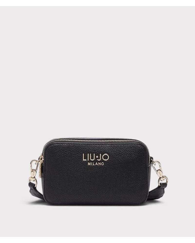 Bandolera camera bag Liu Jo negra de frente, con el logo dorado y la correa recogida