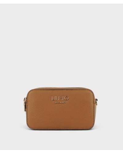 Camera bag Liu Jo camel de frente, con el logo LIU•JO Milano en metal dorado