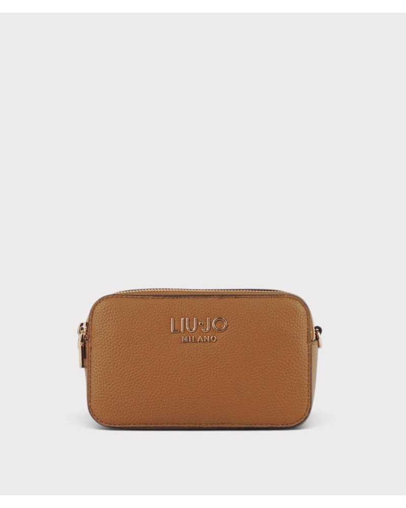 Camera bag Liu Jo camel de frente, con el logo LIU•JO Milano en metal dorado Camera bag Liu Jo camel de frente, con el logo LIU•JO Milano en metal dorado