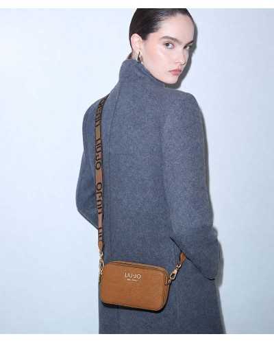 Mujer con abrigo gris y la bandolera Liu Jo camel cruzada a la espalda