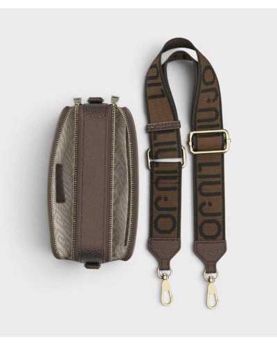 Camera bag Liu Jo abierta desde arriba, con el forro beige de logo, junto a su correa desmontada